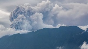इंडोनेशिया में ज्वालामुखी फटा, 11 पर्वतारोहियों क...