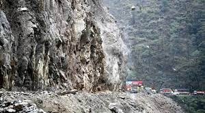 जम्मू-श्रीनगर राष्ट्रीय राजमार्ग भूस्खलन के कार...