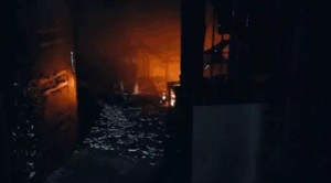 गुस्साए लोगों ने रेप-मर्डर के आरोपित के घर को जलाय...