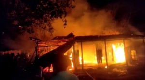 बढ़मपुर में लगी भीषण आग में लाखों की संपत्ति जली