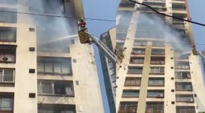 मुंबई में 22 मंजिला इमारत में आग लगने से अफरातफरी , ...