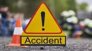 सड़क दुर्घटना में एक की मौत, दो घायल