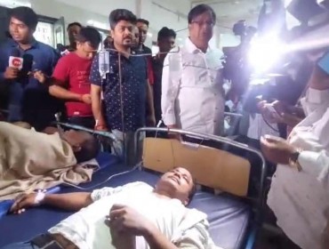 बंगाल के कूचबिहार में मतदान के दौरान हिंसा, कई घायल