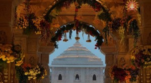 अयोध्या : ट्रस्ट ने जारी की फूलों से सजाई राम मंदि...