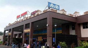 रांची रेलवे स्टेशन के पास दुर्गा मंदिर को हटाने क�...