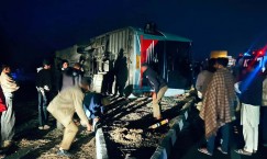 हिसार:राष्ट्रीय राजमार्ग पर पलटी एसी वोल्वो बस, एक की मौत, 15 घायल